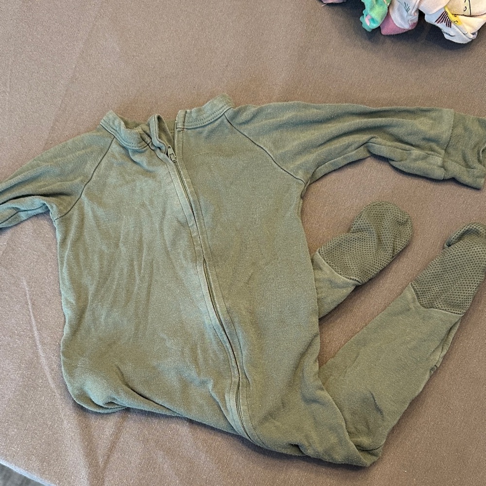 Goumi Green Zip-Up pjs